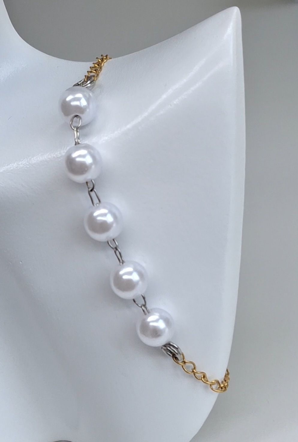 glansmix armband met parels en goud zilverkleurige details 2 glansmix armband met parels en goud zilverkleurige details 2