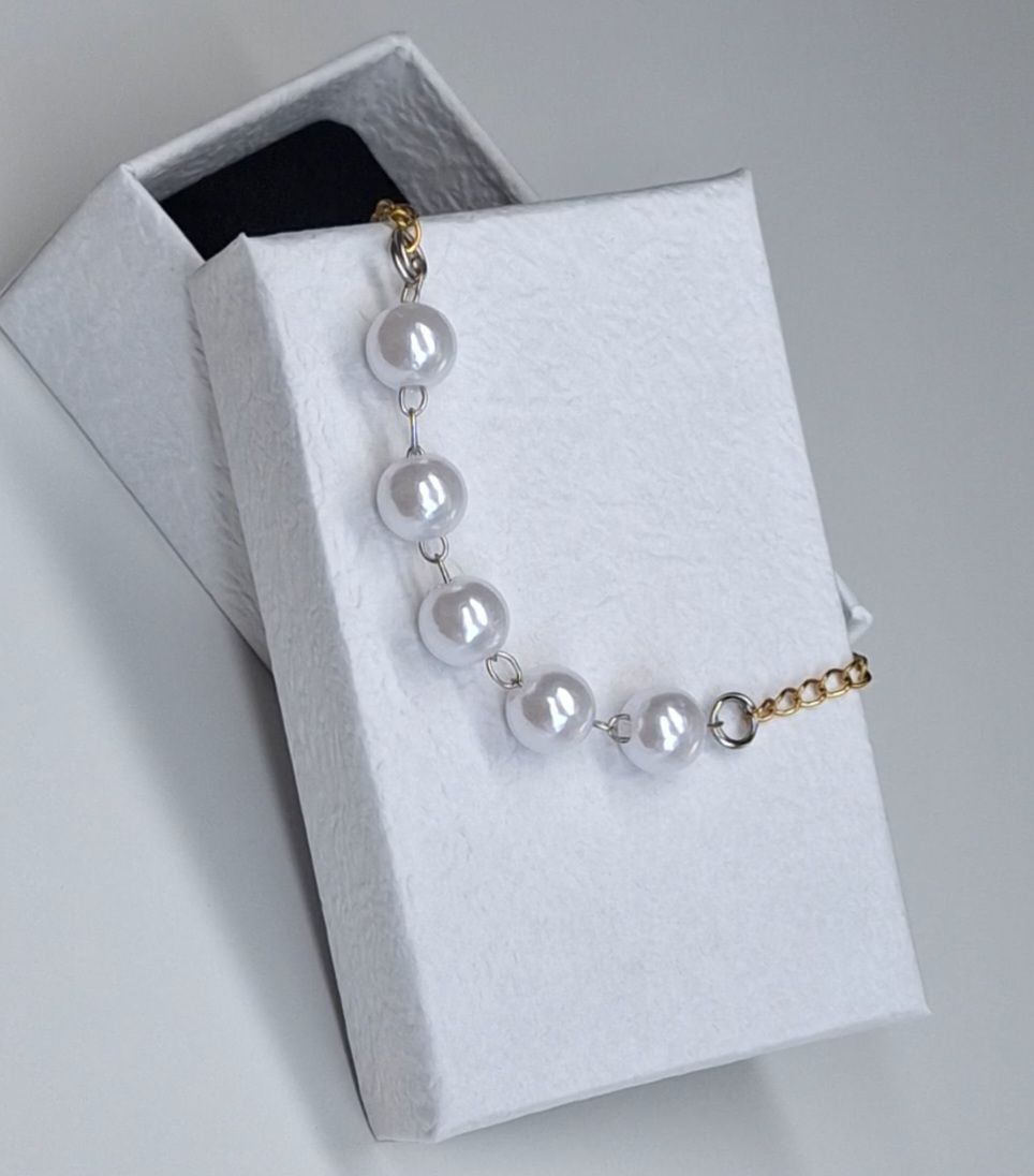 glansmix armband met parels en goud zilverkleurige details glansmix armband met parels en goud zilverkleurige details