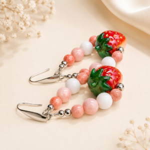 Aardbeien met Slagroom oorbellen met aardbei-bedels en roze-witte kralen – Grand Jewellery PM