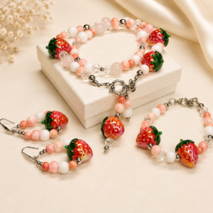 Aardbeien met Slagroom sieradenset met ketting, armband en oorbellen met aardbei-details – Grand Jewellery PM